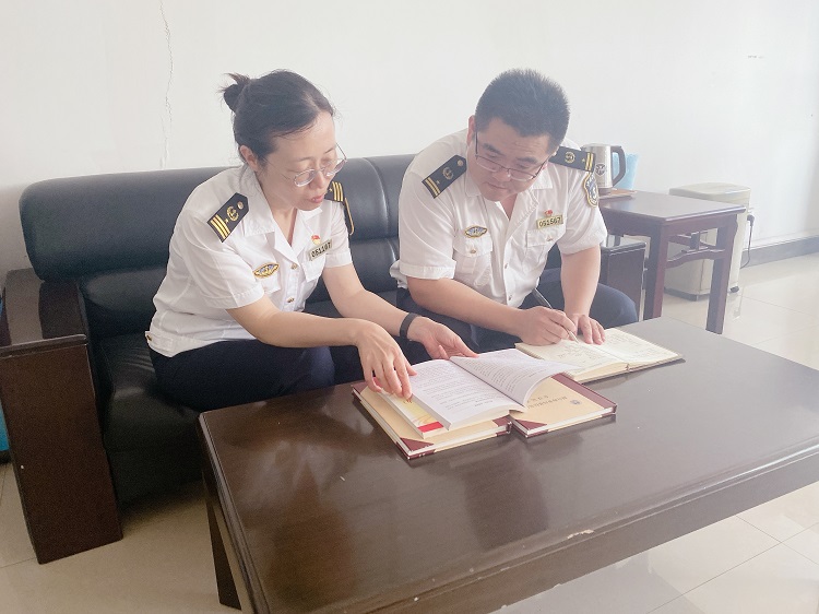 孙海荣,46岁,烟台龙口海事处综合办公室党支部宣传委员,副主任,二级